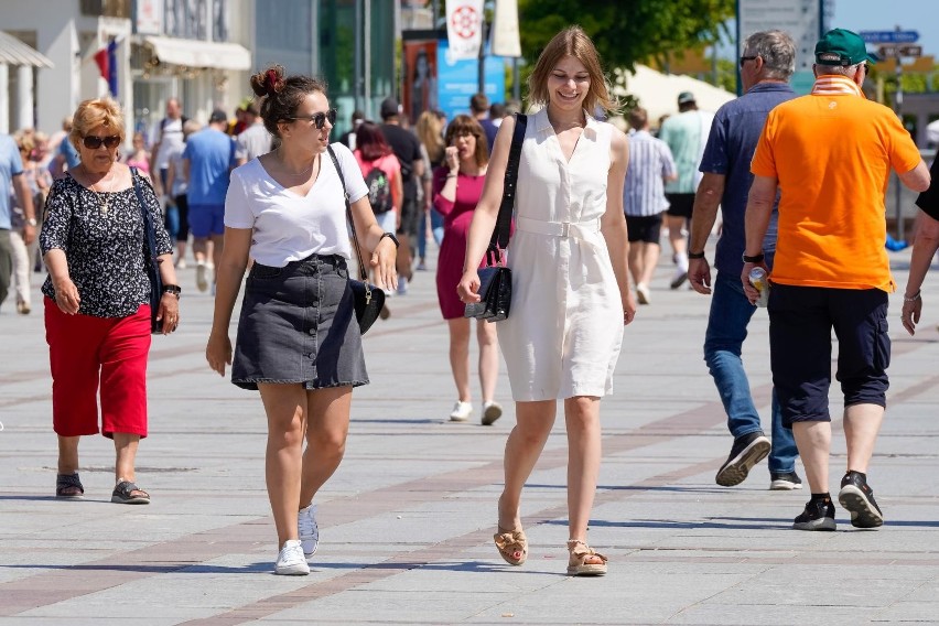 Piękna pogoda sprzyja spacerom. W sobotę, 11.06. okolice mola w Sopocie były oblegane przez turystów. ZDJĘCIA