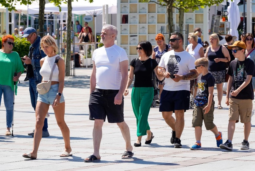Piękna pogoda sprzyja spacerom. W sobotę, 11.06. okolice mola w Sopocie były oblegane przez turystów. ZDJĘCIA