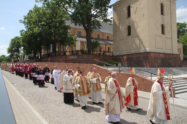 Po eucharystii związanej z 25. rocznicą wizyty Ojca Świętego w Kielcach i Masłowie, nastąpiła procesja i przejście przez Bramę Miłosierdzia w bazylice katedralnej. Procesję „prowadzili” księża biskupi z diecezji kieleckiej.