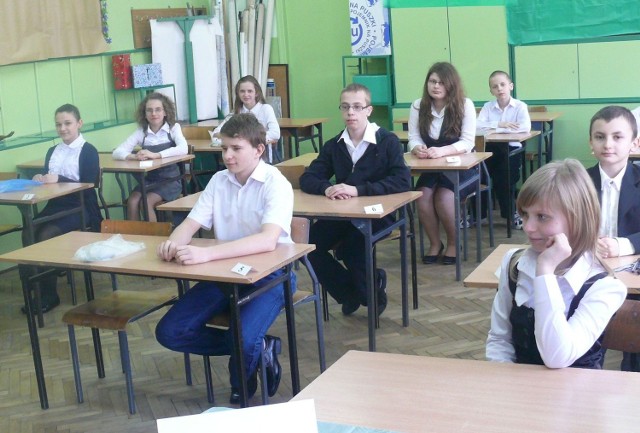 Uczniowie z klasy VI A Szkoły Podstawowej numer 11 w Ostrowcu na chwile przed rozpoczęciem sprawdzianu kompetencyjnego.