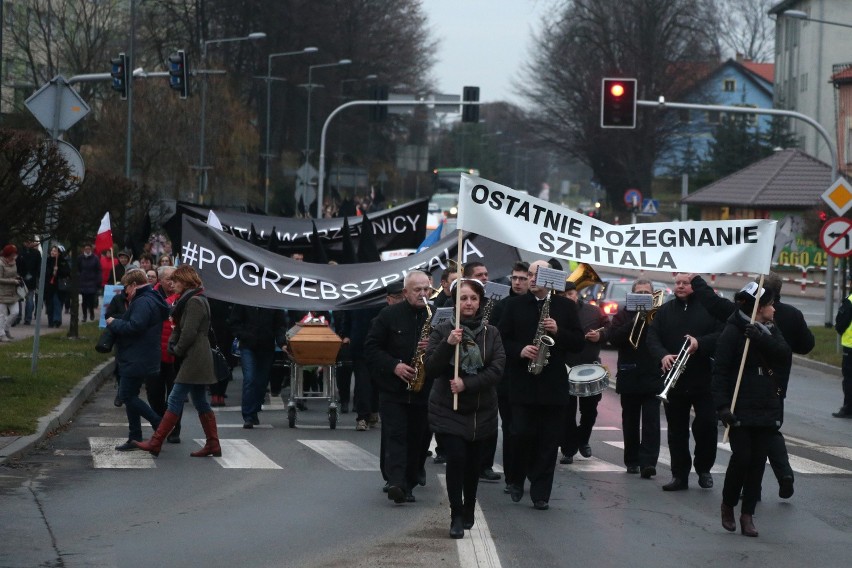 Symboliczny pogrzeb szpitala w Trzebnicy. Kondukt pogrzebowy...