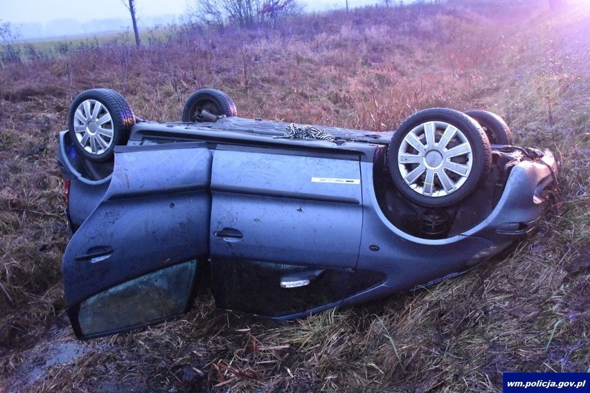 Wypadek na trasie Biała Piska - Sulimy. Samochód dachował w pobliżu zbiornika wodnego [ZDJĘCIA]