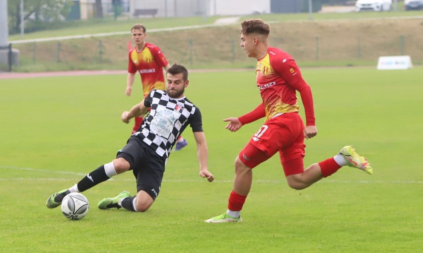 Pewna wygrana Korony II Kielce z AKS 1947 Busko-Zdrój w Hummel 4 lidze. Dwie bramki zdobył Jakub Przybysławski. Zobacz zdjęcia