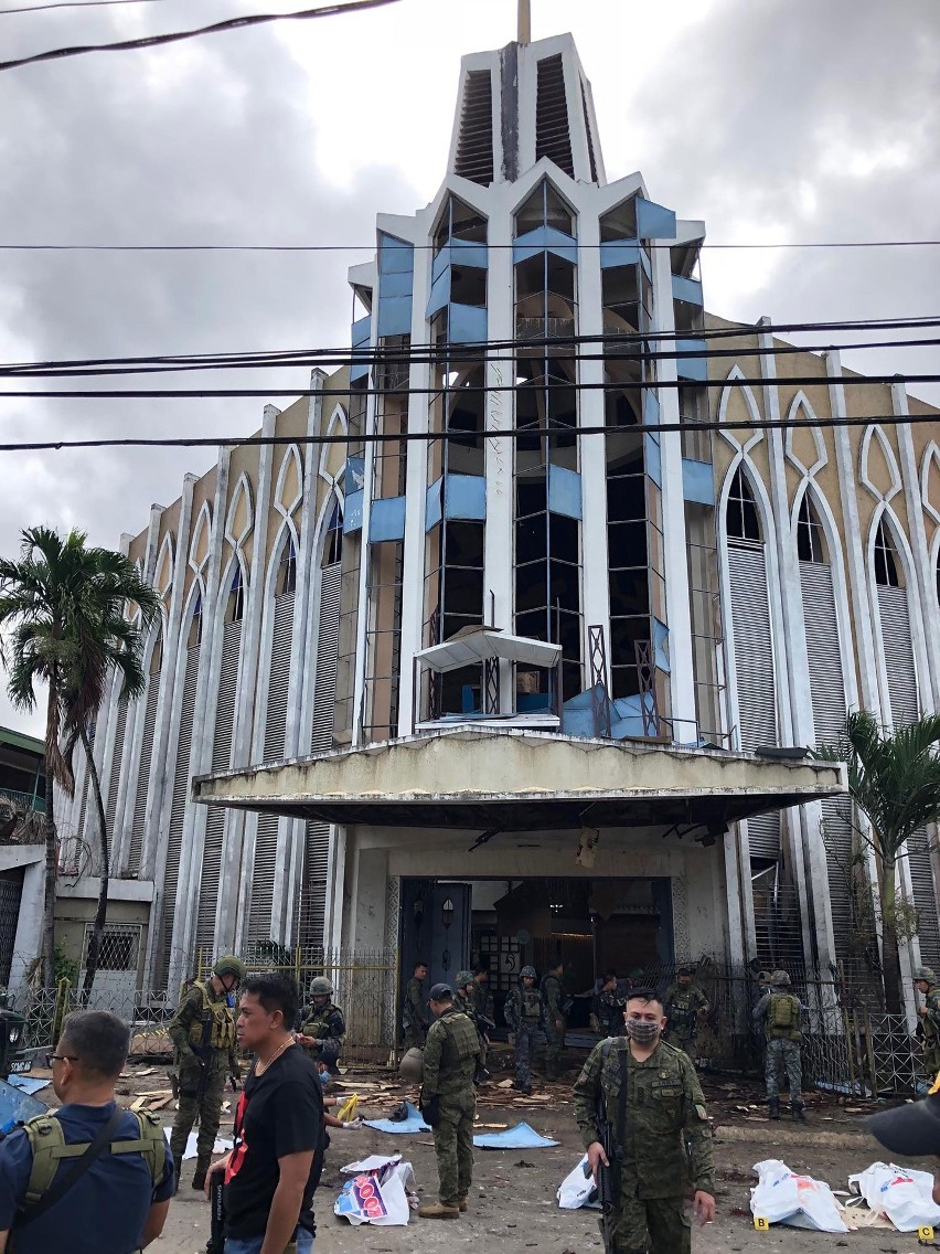Zamach bombowy w katedrze w Jolo