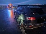 Wypadek na S61 na wysokości miejscowości Świdry-Dobrzyce. Ciężarówka uderzyła w zaparkowanego volkswagena (zdjęcia)