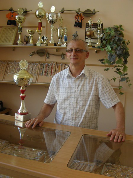 Aleksander Adamowski ma 57 lat, żonaty, dwoje dzieci, karierę zaczynał w Koronie Kożuchów w 1968 r., w Chrobrym grał w latach 1978-88.