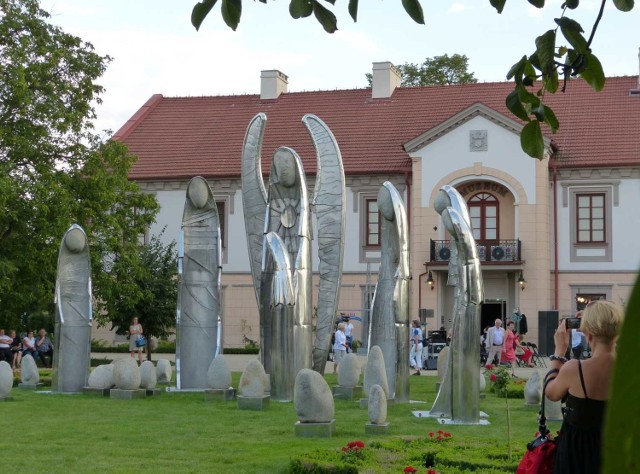 Anioły na dziedzińcu muzeum.