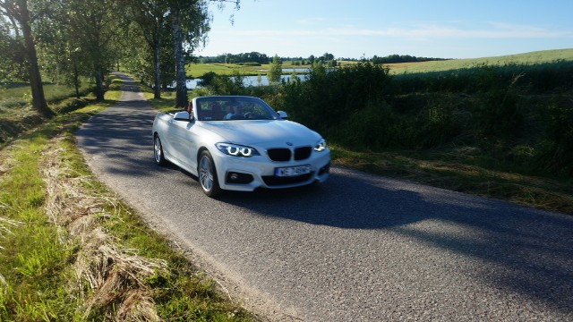 A gdyby tak otworzyć dach i przez chwilę zapomnieć o wszystkim? BMW serii 2 Cabrio daje taką możliwość.Fot. Konrad Grobel