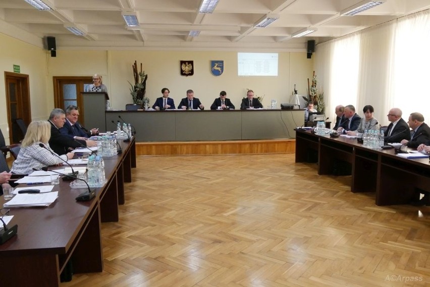 Sesja rady miejskiej w Kozienicach. Jakie inwestycje w budżecie? Będzie likwidacja dwóch podstawówek 
