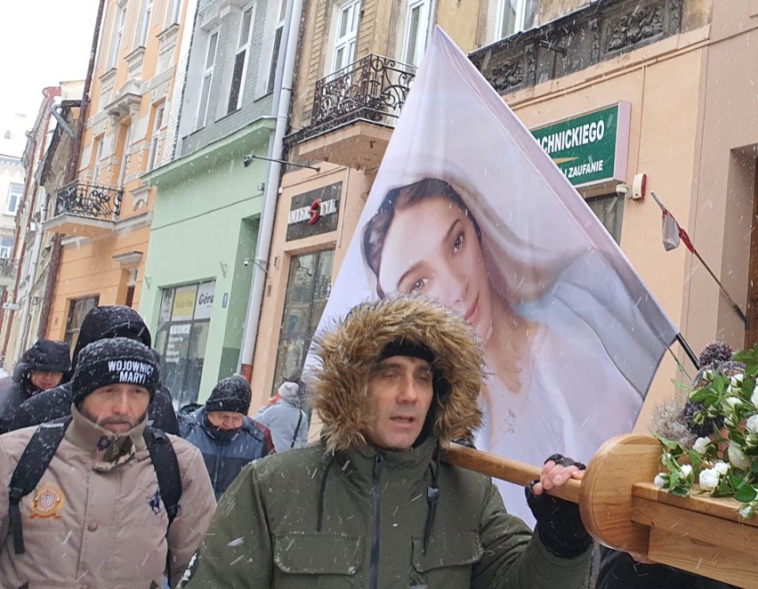 Męski Różaniec przeszedł ulicami zaśnieżonego Przemyśla.