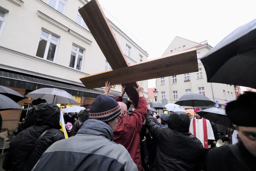 Tłum wiernych przemieścił się ze Śródki przed pomnik papieża...