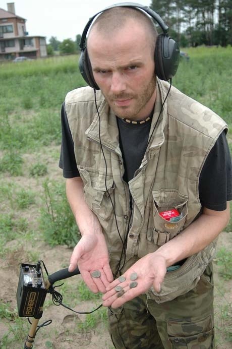 Łukasz LItwińczuk swoje poszukiwanie skarbów traktuje jako hobby.Stosowany przez niego wykrywacz wyczuwa metal do głębokości 40 cm. - Jak do tej pory nic szczególnie cennego nie znalazłem. Gdybym jednak natrafił na jakieś znaczące odkrycie, przekazałbym je specjalistom.