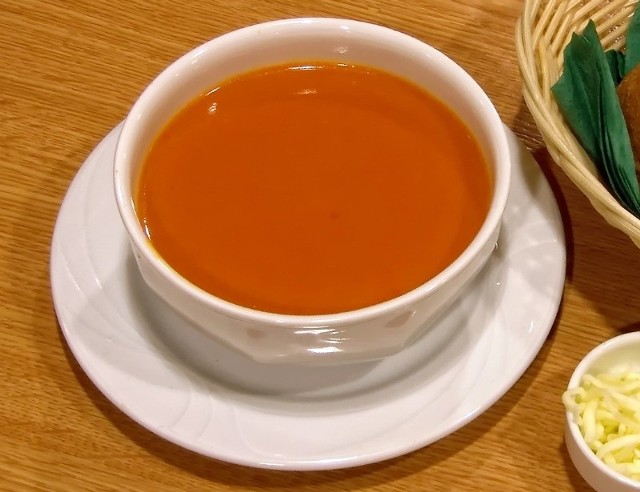 Pomidorowa - to zupa w sam raz na najtańszy obiad, kiedy brakuje pieniędzy. Fot.sxc.hu