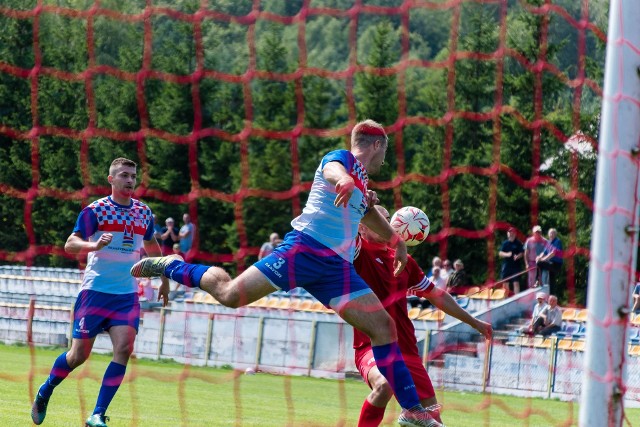 W niezwykle emocjonującym czwartoligowym meczu Wierna Małogoszcz wygrała z Granatem Skarżysko-Kamienna 5:2, mimo że do przerwy przegrywała 0:2.Wierna Małogoszcz - Granat Skarżysko-Kamienna 5:2 (0:2)Bramki: Mateusz Rejowski 73, Piotr Pawłowski 80, Mateusz Fryc 81, 90+3, Paweł Rogula 83 z karnego - Maciej Kolasa 11, Kamil Uciński 23.Wierna: Pawlikowski - Radwański, Michał Kołodziejczyk, Bujak (46. Grzyb), Kraus (65. Bednarski) - Czarnecki, Fryc, Pawłowski (84. Bała), Rogula - Soboń, Rejowski (85. Gągorowski).Granat: P. Sieczka - Szyszka, Styczyński, Bednarski, Kolasa, Papros (63. Wojna), Krzymieński, Kołodziejczyk, Uciński (63. Kołomański), Piotrowski, Jaśkiewicz (60. Dulęba).-Mieliśmy kiedyś taki mecz z Alitem Ożarów, w którym do przerwy wygrywaliśmy 2:0, a ostatecznie przegraliśmy 2:5. Tu była odwrotna sytuacja. Po przerwie mieliśmy zdecydowaną przewagę, zdobyliśmy pięć bramek i wygraliśmy. Chwała zawodnikom za to, że w takim stylu odwrócili losy meczu - mówił Paweł Bień, trener Wiernej. (dor, PW)