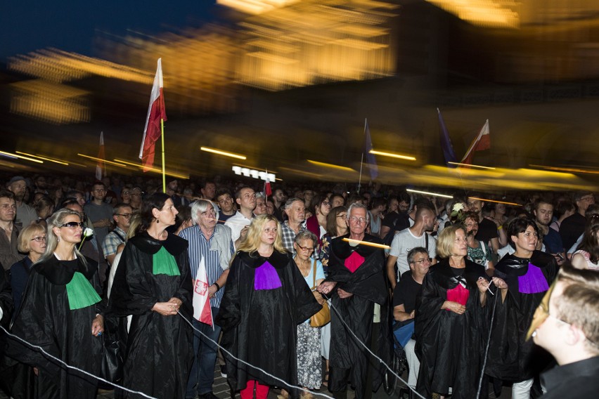 "Obudź się, grozi nam dyktatura". Protest opozycji w Krakowie [ZDJĘCIA]