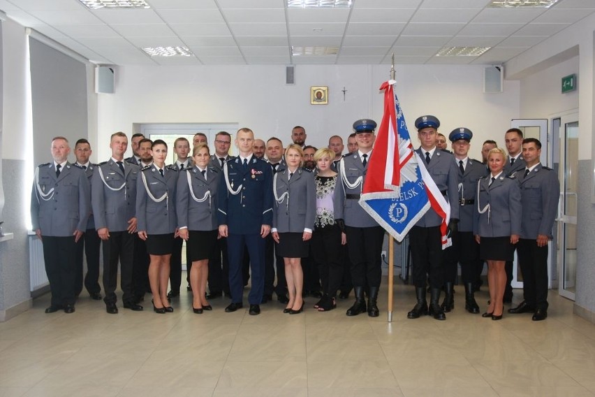 Bielsk Podlaski. 35 policjantów bielskiej komendy odebrało awanse na wyższe stopnie służbowe. Wręczono też odznaki [ZDJĘCIA]