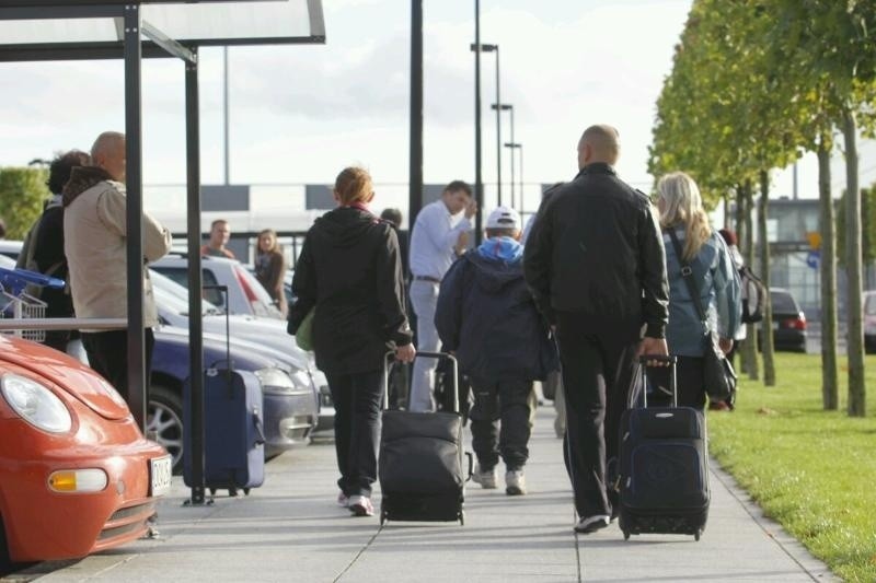 Wrocław: Alarm bombowy na lotnisku. Ewakuowany terminal, wstrzymany ruch samolotów [ZDJĘCIA]