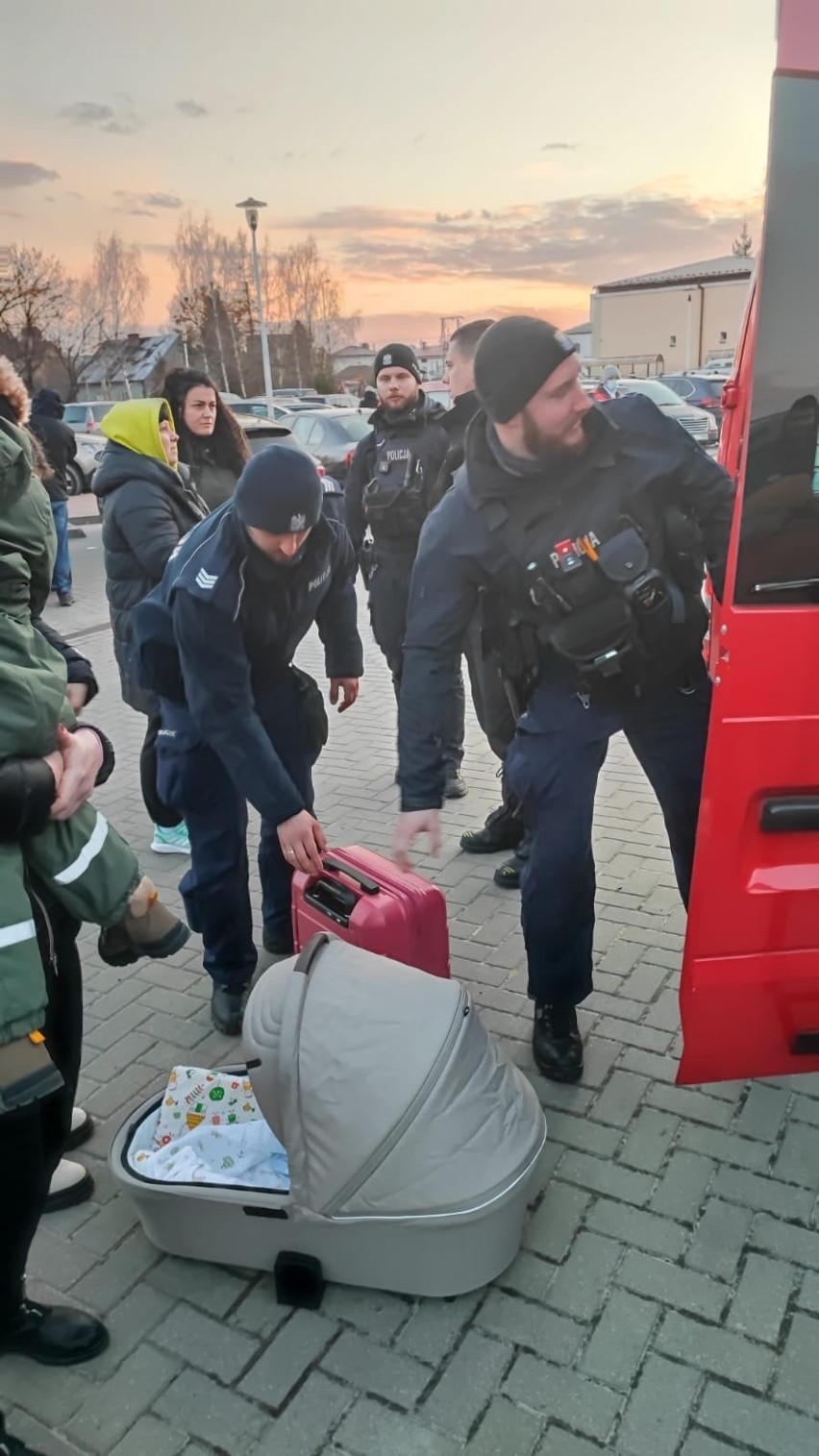 Policjanci z Wrocławia na granicy polsko-ukraińskiej. Jak mówią - pomagają i chronią [ZDJĘCIA]