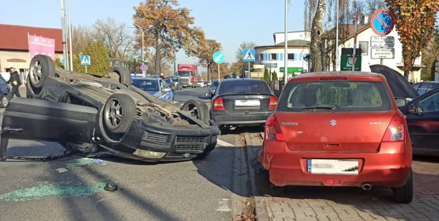 W Brzeszczach, na ulicy Ofiar Oświęcimia, pozostającej w ciągu DW 933, doszło do karambolu. Jeden samochód dachował
