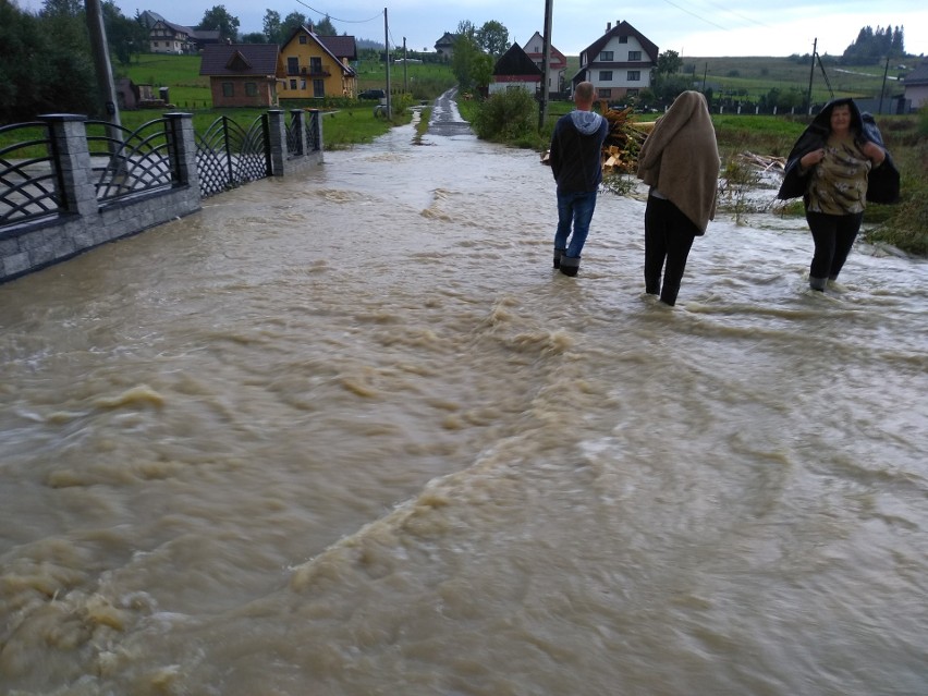 Oberwanie chmury nad Orawą. Strażacy wypompowują wodę z zalanych domów 