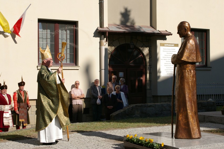 Pomnik Papieża przy farze poświęcony. Uroczystości przewodniczył biskup rzeszowski Jan Wątroba [ZDJĘCIA]