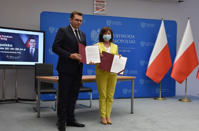 Dzisiaj, 8 lipca w Małopolskim Urzędzie Wojewódzkim w Krakowie podpisane zostały pierwsze umowy w gminami dotyczące dofinansowania inwestycji drogowych z Rządowego Funduszu Rozwoju Dróg