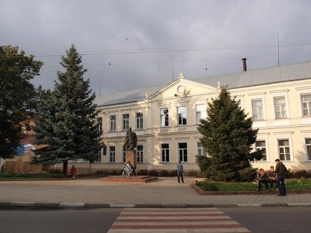 Budynek dawnego polskiego gimnazjum w Stryju, przed którym stał pomnik Jana Kilińskiego. Obecnie w tym miejscu wzniesiono pomnik Stepanowi Banderze.