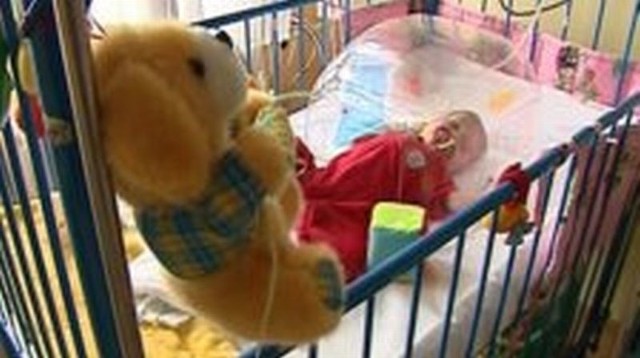Kilkumiesięczny chłopiec od urodzenia leży na oddziale pediatrycznym w stalowowolskim szpitalu.