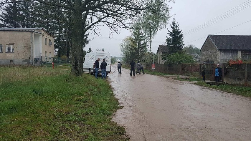 Błotnista rzeka zamiast drogi! Skandal przy budowie marketu Dino w Łukowej (ZDJĘCIA)