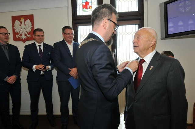 W czwartek 12 września, podczas 10. sesji rady miasta, pułkownikowi Włodzimierzowi Rudzińskiemu – nestorowi toruńskich artylerzystów -  wręczono medal „Za zasługi dla miasta Torunia” na wstędze. Włodzimierz Rudziński przed dwie kadencje (1994-1998 i 1998-2002) był toruńskim radnym. Jest członkiem Miejskiej Komisji Rozwiązywania Problemów Alkoholowych, gdzie od 1994 r. pełni funkcję wiceprzewodniczącego. Jest również członkiem Rady Sportu przy Prezydencie Miasta Torunia.Jest to kolejne wyróżnienie, wcześniej Włodzimierz Rudziński otrzymał m.in. medal Thorunium. 
