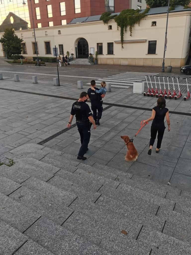 Nietypowa interwencja policji w Krakowie. "Pies nie pozwalał zbliżać się policjantowi"