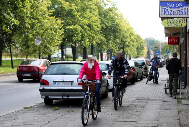 Na ulicy Wiejskiej rowerzyści powinni się poruszać tylko jezdnią. Jazda chodnikiem jest wykroczeniem.