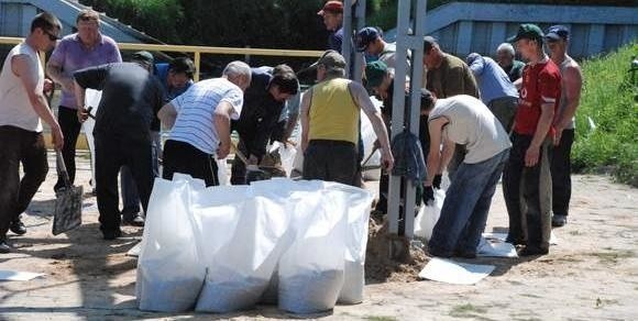 W niedzielę na przepompowni wody w Słońsku Dolnym pod Ciechocinkiem wrzała praca przy napełnianiu worków z piaskiem.