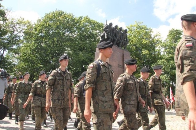 Moment wkroczenia marszu szlakiem I kompanii Kadrowej pod pomnik Czwórki Legionowej w Kielcach.