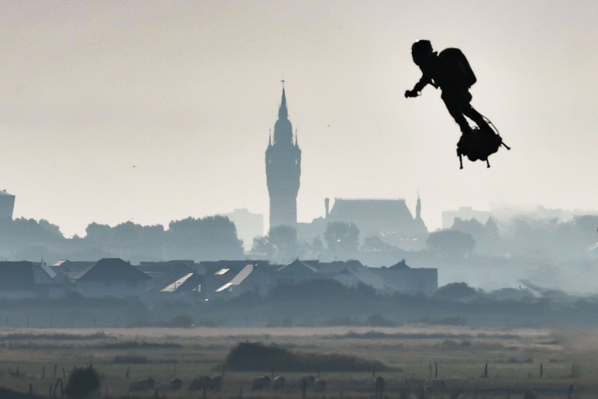 Flyboard tym razem nie zawiódł! Franky Zapata przeleciał nad kanałem La Manche [WIDEO] [ZDJĘCIA] "To jak pierwszy lot samolotem"