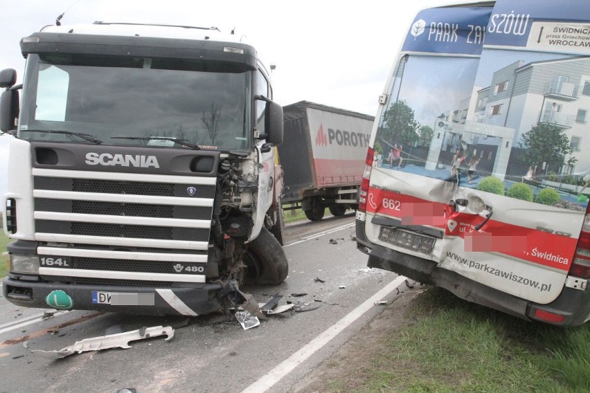 Karambol na drodze Wrocław - Świdnica. 9 osób rannych, w tym dwie ciężko