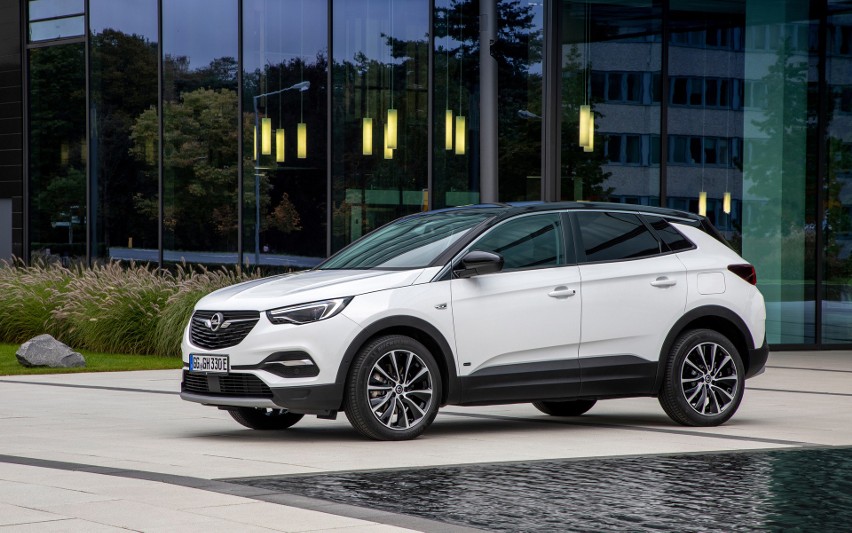 Opel Grandland X Hybrid jest dostępny w dwóch wersjach: z...