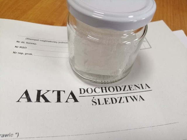 Mundurowi znaleźli w zaroślach woreczki z białym proszkiem i suszem roślinnym. Wstępne badania narkotesterami wykazały, że zabezpieczone substancje to amfetamina i marihuana. 