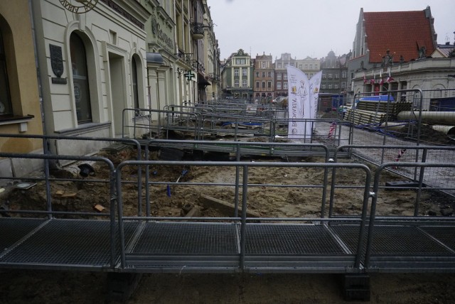 Niegdyś tłoczne i oblegane miejsce, teraz odwiedzane jest już chyba tylko przez tych, którzy nie mają innego wyjścia i nielicznych trustów, chcących mimo okoliczności rzucić okiem na ratusz i domki budnicze. W gratisie dostają błoto, hałas i dziesiątki metalowych ogrodzeń i pomostów. Jak teraz wygląda Stary Rynek? Jest nie do poznania... Zobacz zdjęcia --->