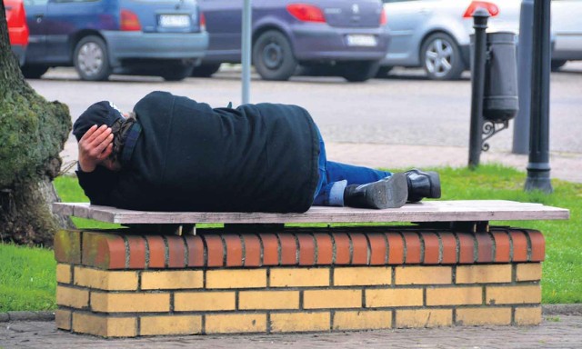 Taki widok w mieście zaczyna być normą w Świnoujściu. Największy problem z bezdomnymi ma w tej chwili prawobrzeżna część miasta.