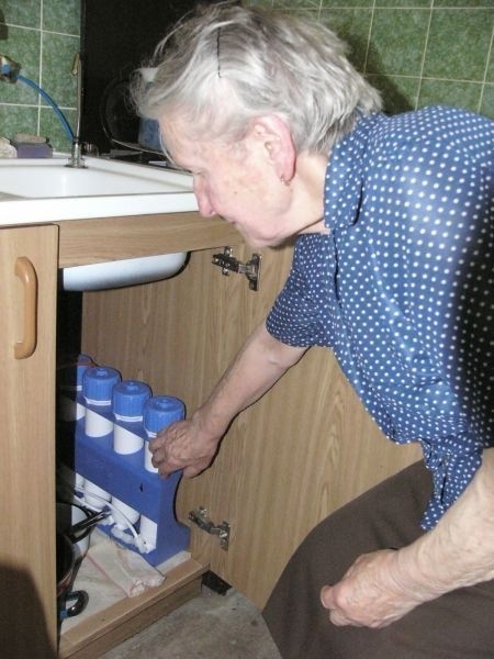 81-letnia Helena Gosek pokazuje filtr, który ma oczyścić...