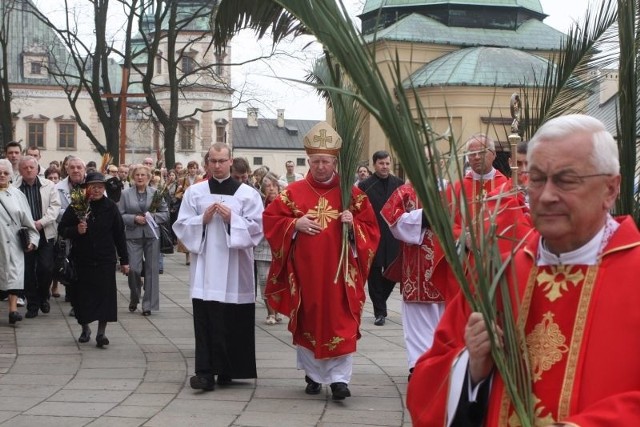 Procesji przy kieleckiej katedrze, niosącej palmy witające Jezusa przewodniczył biskup ordynariusz Kazimierz Ryczan.