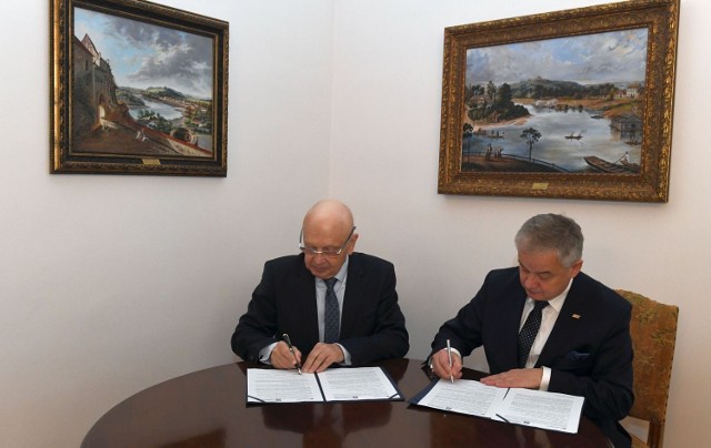 Porozumienie podpisali: rektor PK prof. Andrzej Białkiewicz i członek zarządu spółki PKP Intercity Krzysztof Świerczek