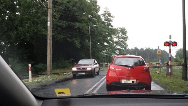 Szlaban ominięty. Za chwilę przejedzie pociąg