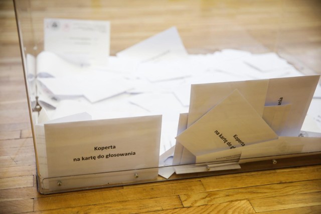 Głosować można na trzy sposoby - elektroniczne, korespondencyjnie lub wrzucając kartę do głosowania do jednej z 19 urn na terenie Małopolski.