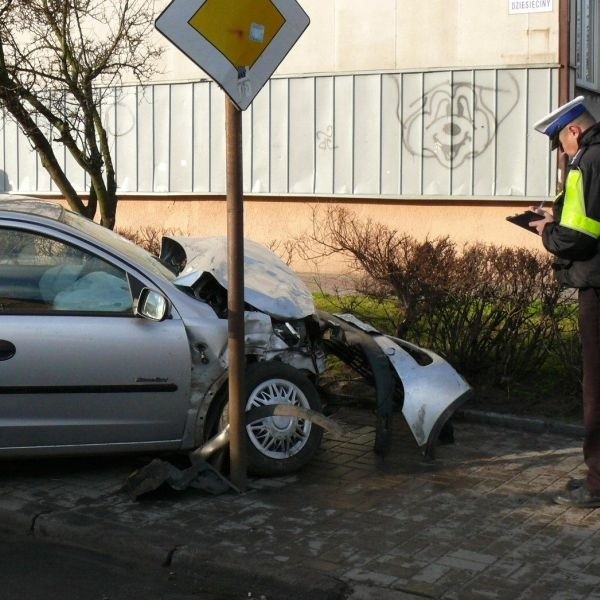 Kierowca Opla Corsy na skrzyżowaniu nie ustąpił pierwszeństwa. Spowodował wypadek. Trafi do szpitala