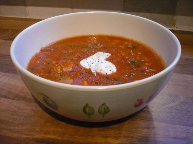 Gęsta zupa z fasoli jest łatwa w przygotowaniu i sycąca.