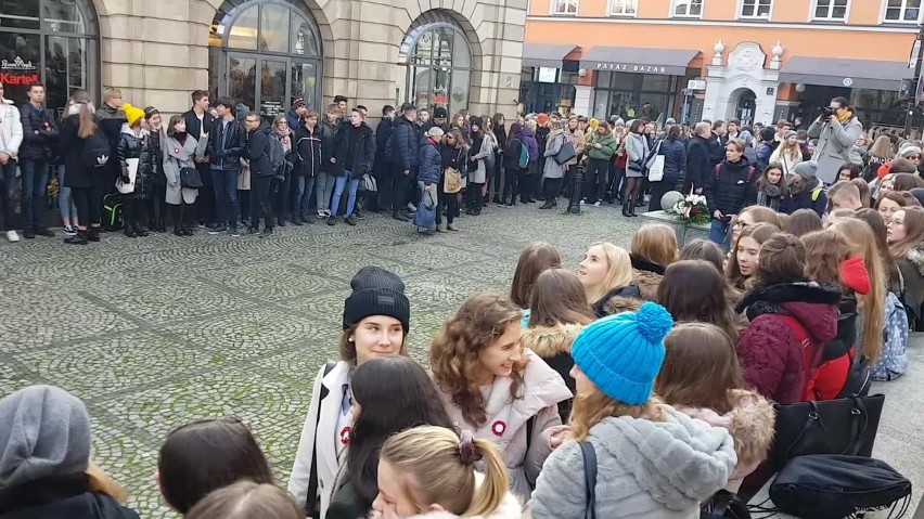 Licealiści VI LO im. Ignacego Paderewskiego maszerowali...