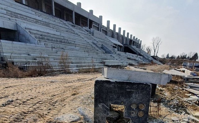 Bardzo złe informacje płyną z budowy Radomskiego Centrum Sportu przy ulicy Struga 63, gdzie ma powstać nowy stadion dla Radomiaka. Podobnie jak to miało miejsce z trybuną północną, także trzeba rozbierać południową trybunę i musi zostać wzmocniona. O SPRAWIE PISALIŚMY ===>>> TUTAJTermin oddania do użytku nowego stadionu dla Radomiaka to 31 grudnia 2021 roku. Już wiadomo, że ten termin nie zostanie dotrzymany. Miejski Ośrodek Sportu i Rekreacji nie podaje nowego terminu. Radomiak Radom po awansie do PKO BP Ekstraklasy swoje mecze rozgrywa na stadionie Miejskiego Ośrodka Sportu i Rekreacji przy ulicy Narutowicza 9. Stadion został dopuszczony do rozgrywek w ekstraklasie. Radomiak czeka na nowy stadion przy ulicy Struga 63. Aktualnie roboty przy nowym stadionie są skupione tylko przy trybunie północnej. Kiedy się rozpoczną prace rozbiórkowe trybuny południowej, tego nikt nie wie.15 maja 2017 odbyło się uroczyste wbicie pierwszej łopaty pod budowę stadionu piłkarskiego dla Radomiaka przy ulicy Struga 63. W pierwszej fazie miały powstać dwie trybuny wzdłuż boiska, mieszcząc co najmniej 8,5 tysiąca widzów. Pierwotnie miało być 5,5 tysiąca, ale zapadła decyzja o podniesieniu pojemności. W drugiej fazie zaplanowano wybudowanie trybun za bramkami, a docelowa pojemność stadionu ma wynosić około 15 tysięcy widzów pod dachem. Inauguracja obiektu miała przypadać na rundę wiosenną sezonu 2018/19. W trakcie budowy doszło do zmiany wykonawcy.ZOBACZ ZDJĘCIA TRYBUNY POŁUDNIOWEJ, KTÓRA BĘDZIE ROZBIERANA>>>