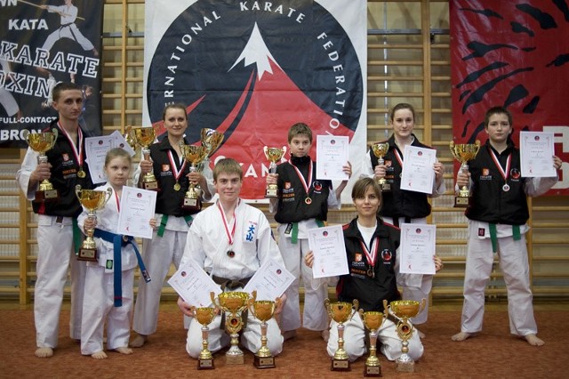 Zawodnicy rzeszowskiego klubu Oyama Karate wracali z mistrzostw Polski w świetnych humorach z spora ilością nagród.
